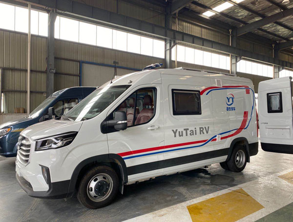 大通v90加長(cháng)軸高頂房車(chē)