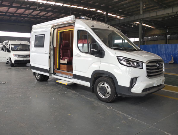 大通v90加長(cháng)軸高頂房車(chē)
